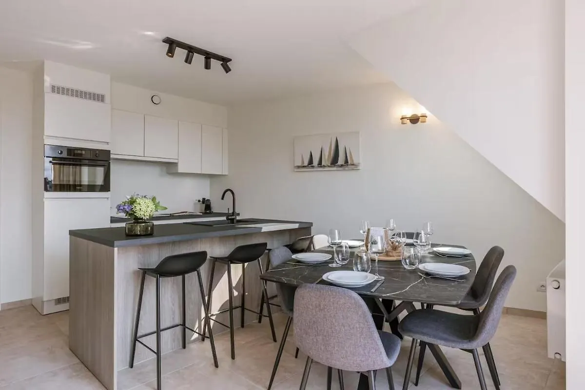 Ruime, Luxe Duplex Penthouse Met 3 Slaapkamer Ostend 0*,  Belgium